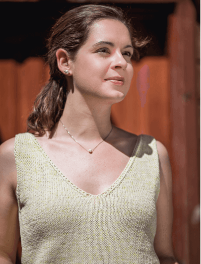 The sorvete top is in stockinette stitch with a slight lace detail along the neckline. 